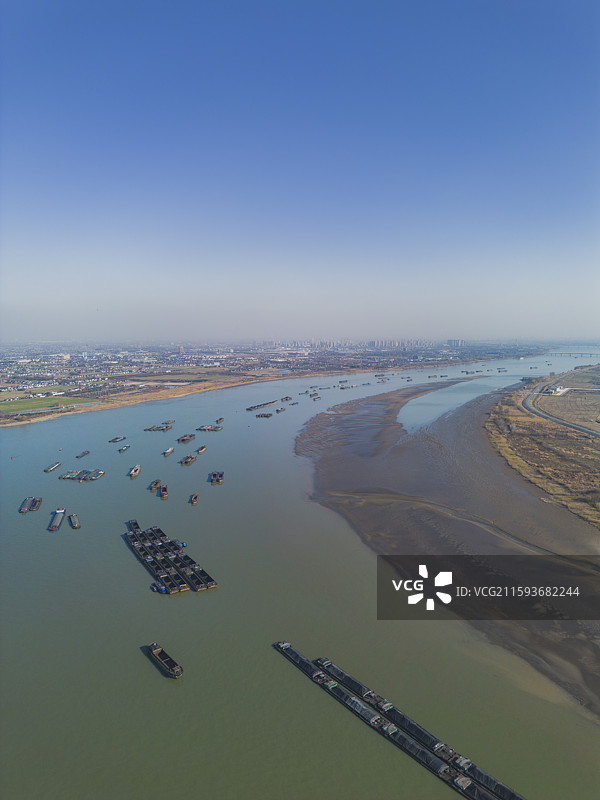 繁忙的长江-江苏镇江扬中市的长江货运航道图片素材
