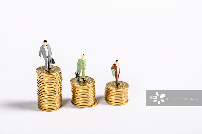 不同数量的硬币和上面的人物模型概念图片素材