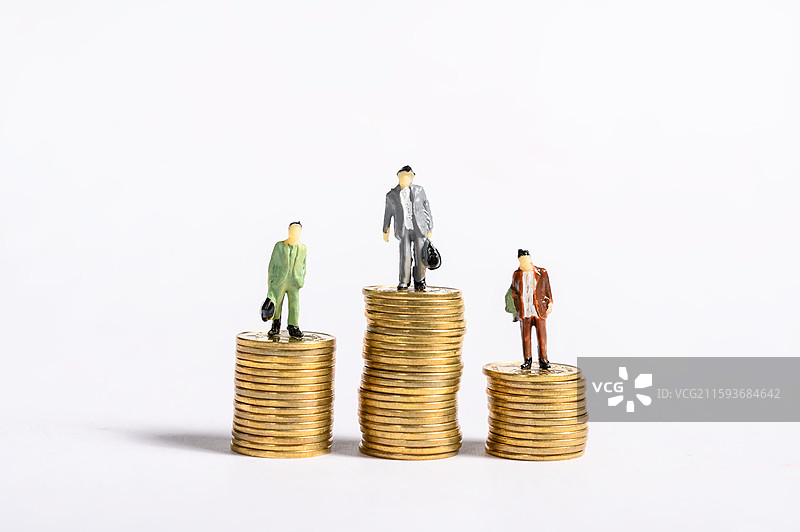 不同数量的硬币和上面的人物模型概念图片素材