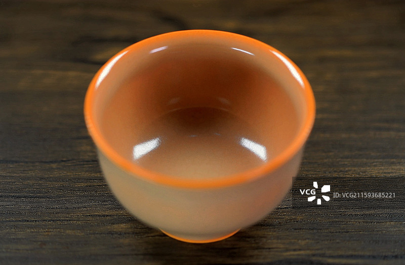 桌上茶杯的特写镜头图片素材