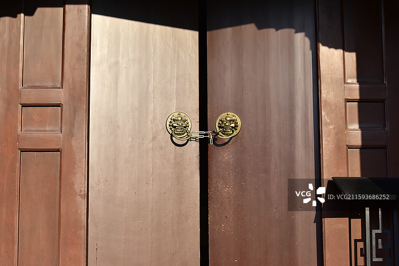 山西太原晋商博物院督军府古建筑的红门图片素材