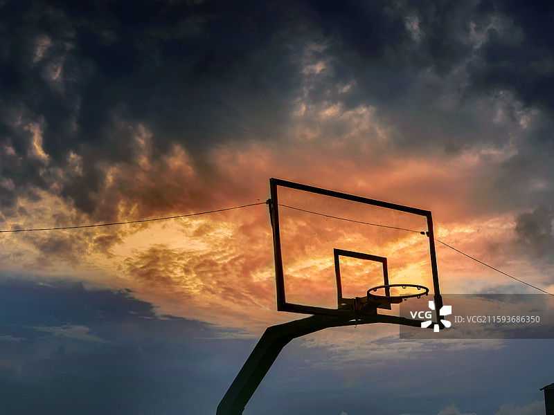 晚霞与篮框图片素材