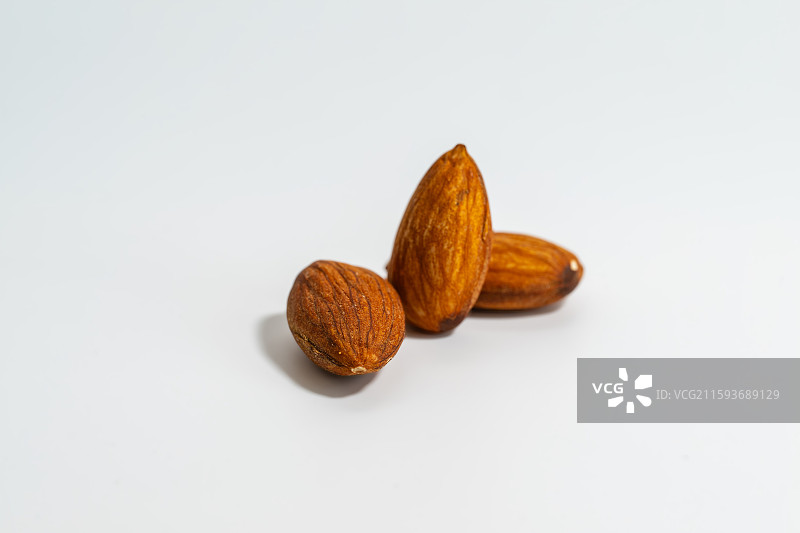 三颗巴坦木在白色背景上图片素材