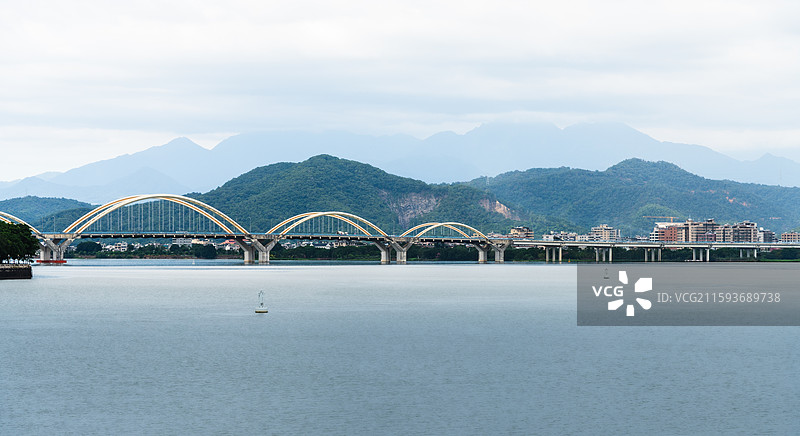 广东省潮州市金山大桥,国内跨度最大的无风撑背靠式五连拱钢管桥图片素材