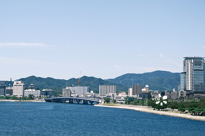蓝天下的日本岛根县松江市宍道湖图片素材