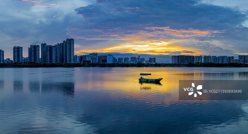 《暮色中的小渔船》图片素材
