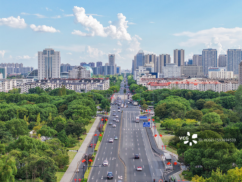 国旗飘扬，为城市道路与建筑群添彩图片素材