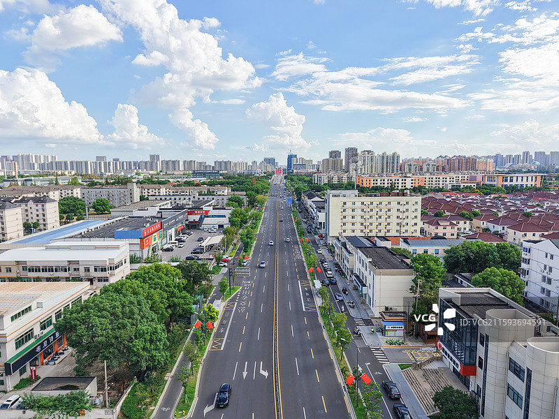 国旗飘扬，为城市道路与建筑群添彩图片素材