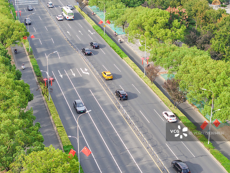 国旗飘扬，为城市道路与建筑群添彩图片素材