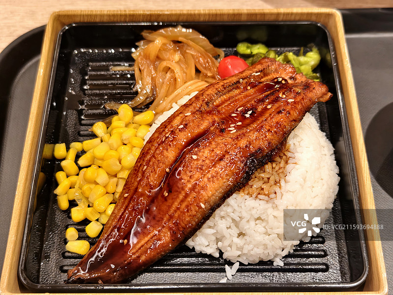 一整条鳗鱼饭图片素材