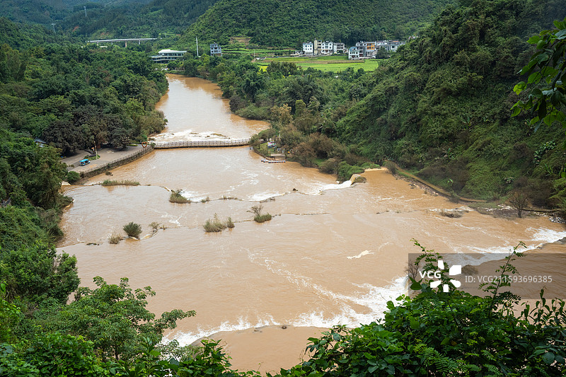 丰水期的九龙瀑布图片素材