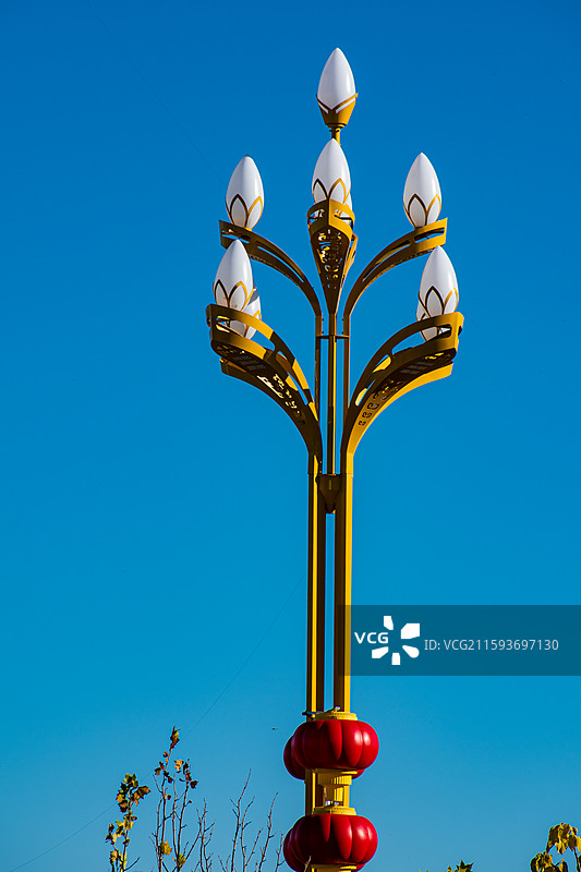 户外路灯、九盏玉兰灯、蓝色背景上的路灯、城市灯光图片素材