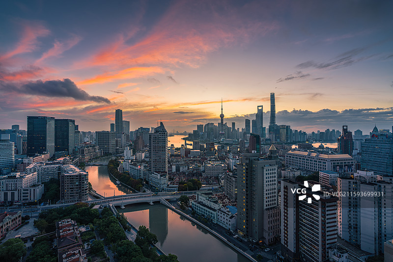 苏州河畔俯瞰红云倒影图片素材