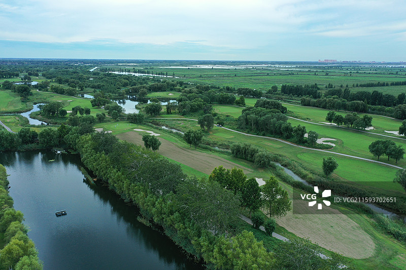 金秋淼淼雾空濛，半谢芙蓉睡莲红  舟剪云影天边渡，苇舞碧波湖上风  一行鸿雁穿重岭，万颗明珠嵌玉宫图片素材