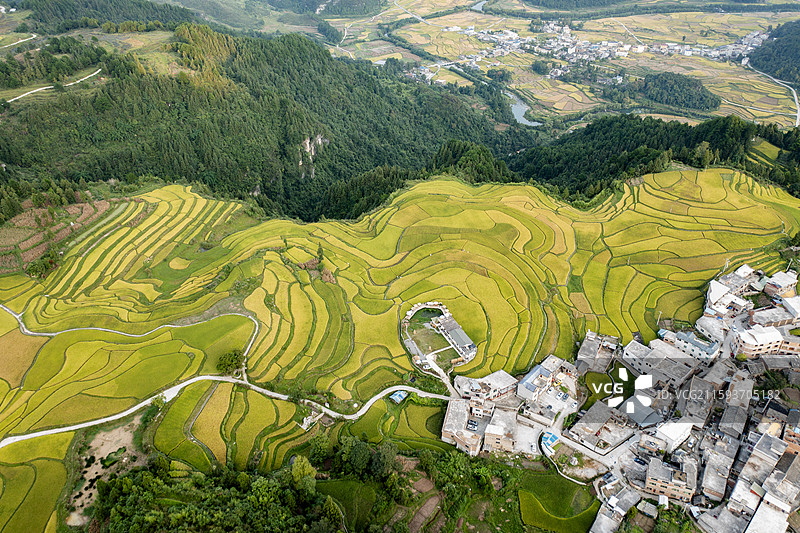 航拍贵州黔南腊利梯田：山村与田园的诗意画卷图片素材