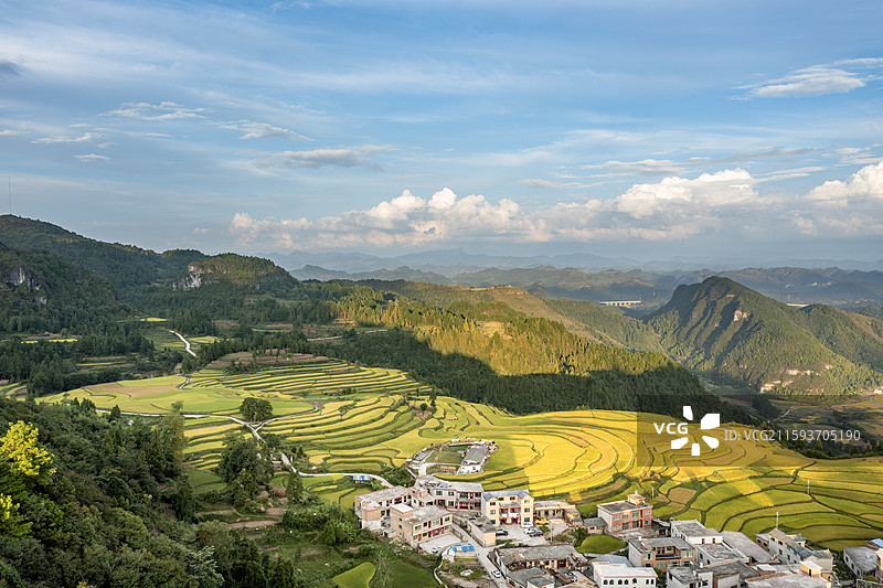 航拍贵州黔南腊利梯田：山村与田园的诗意画卷图片素材