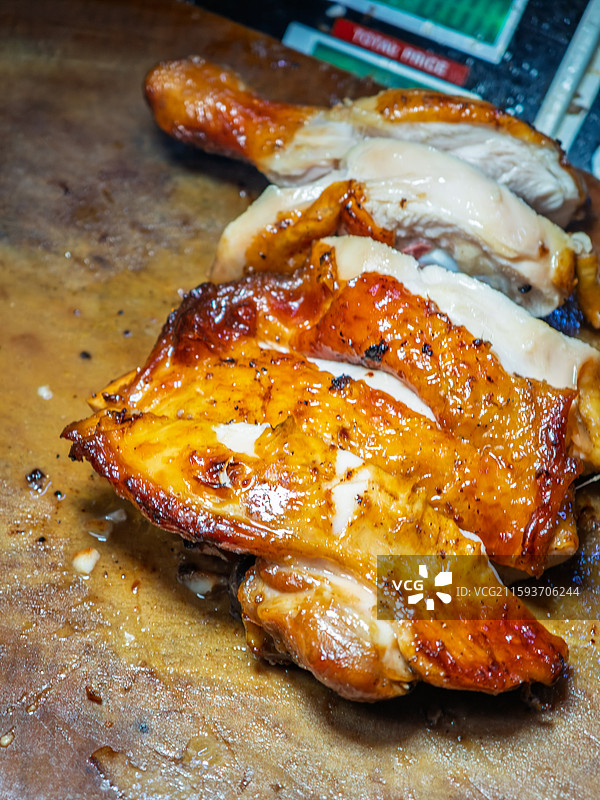 木制砧板上正宗的泰式烧烤鸡肉图片素材