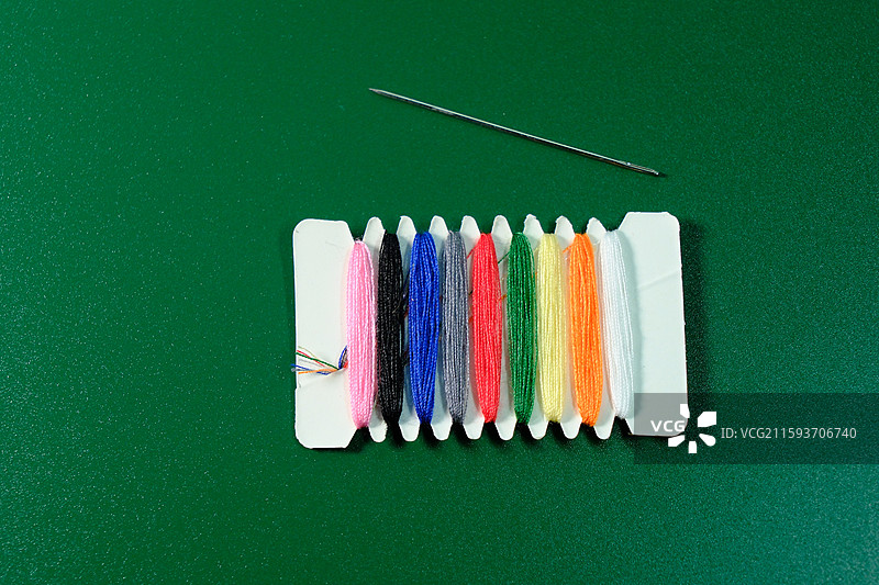 彩色缝纫线。针特写。七彩。彩虹细线。缝补。缝纫线。线板。设计素材图片素材