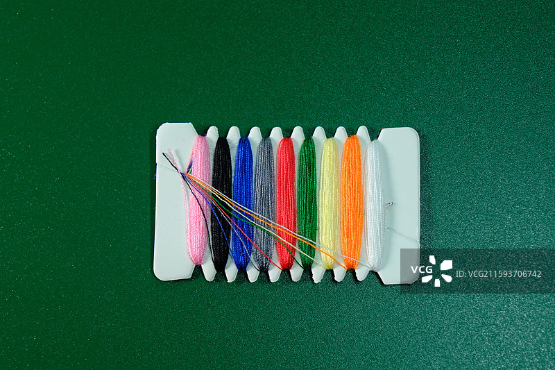 彩色缝纫线。针特写。七彩。彩虹细线。缝补。缝纫线。线板。设计素材图片素材