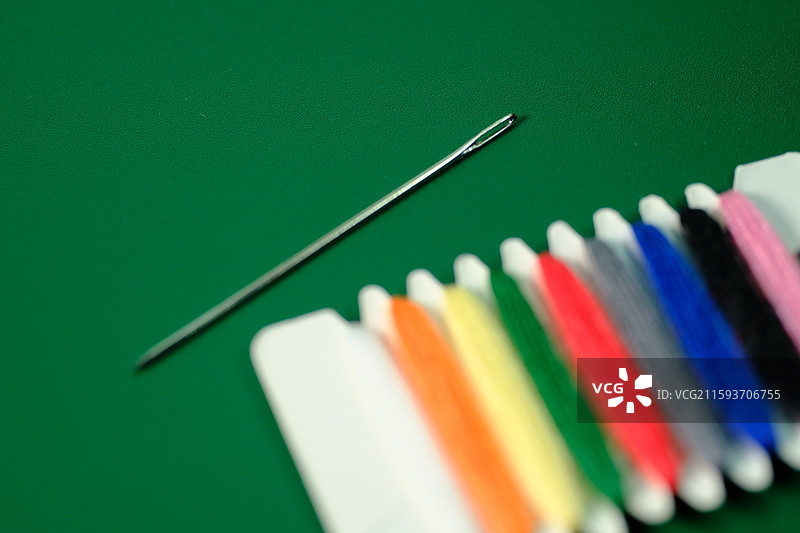 彩色缝纫线。针特写。七彩。彩虹细线。缝补。缝纫线。线板。设计素材图片素材