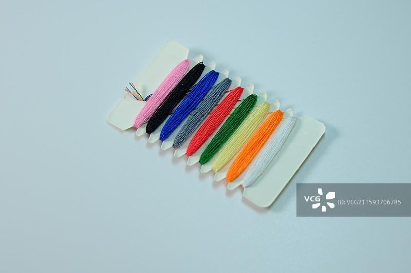 彩色缝纫线。针特写。七彩。彩虹细线。缝补。缝纫线。线板。设计素材图片素材