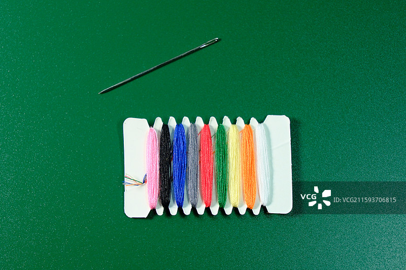 彩色缝纫线。针特写。七彩。彩虹细线。缝补。缝纫线。线板。设计素材图片素材