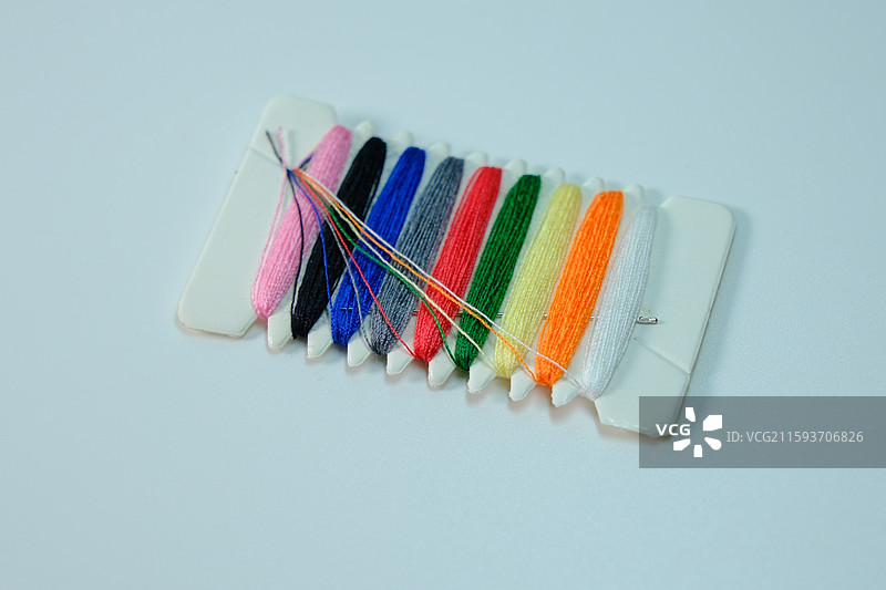 彩色缝纫线。针特写。七彩。彩虹细线。缝补。缝纫线。线板。设计素材图片素材