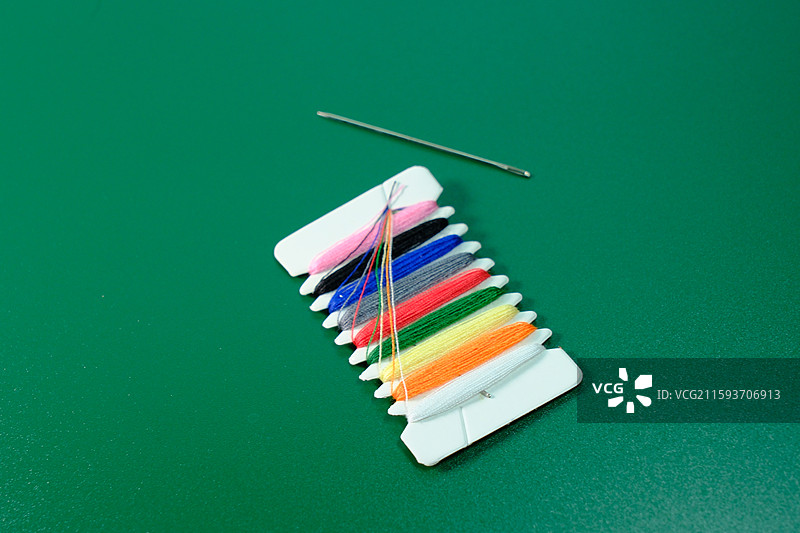 彩色缝纫线。针特写。七彩。彩虹细线。缝补。缝纫线。线板。设计素材图片素材