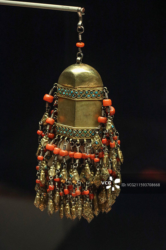 中国国家博物馆展出的乌兹别克斯坦的吊坠“亚里姆•提尔诺克”，吊坠由绿松石和珊瑚构成，下面悬挂两老虎牙图片素材