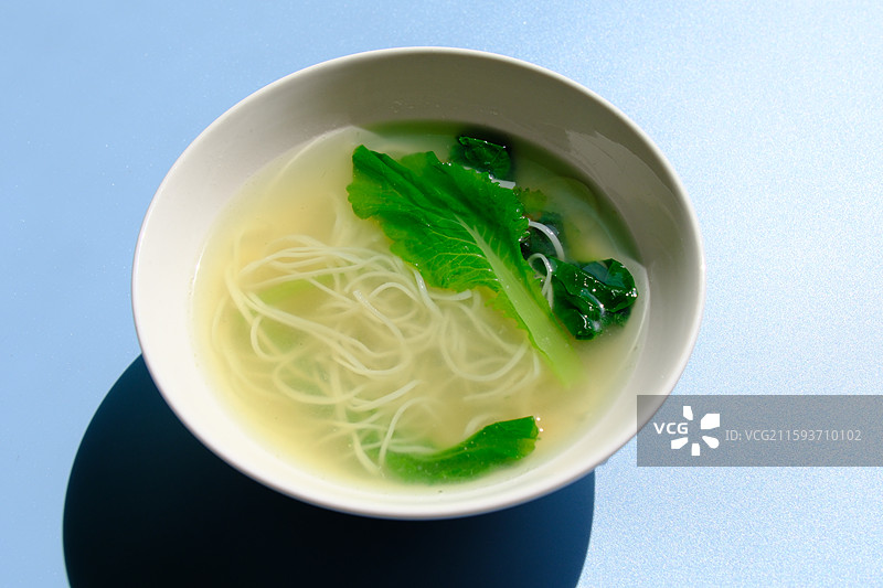 一碗清汤挂面特写。石家庄藁城宫面。面食小绿白菜叶图片素材
