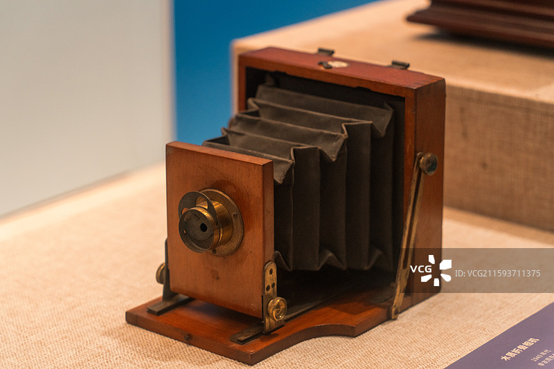 1940年代的木质折叠相机图片素材