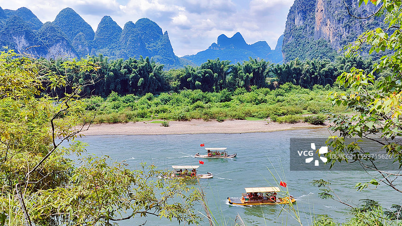 漓江竹筏穿翠嶂，千峰叠翠水悠悠图片素材