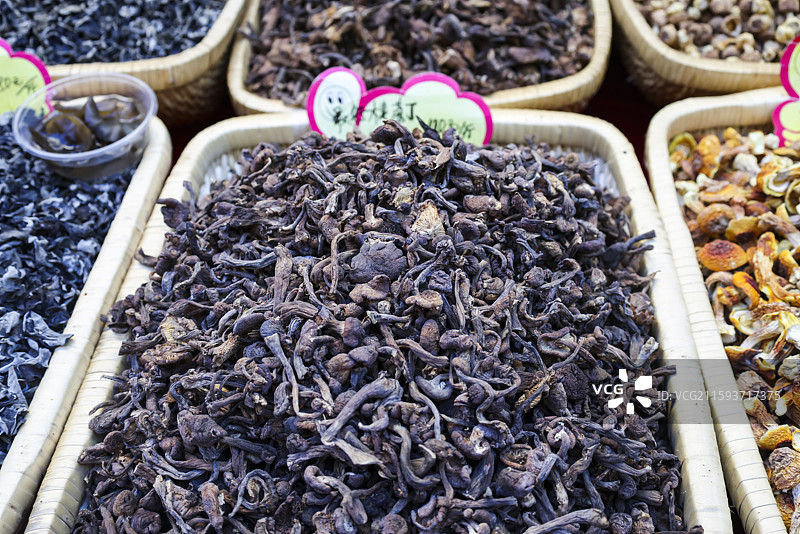 东北早市上的各种新鲜蘑菇和干蘑菇组图图片素材