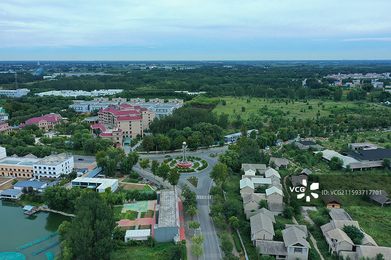 金秋淼淼雾空濛，半谢芙蓉睡莲红  舟剪云影天边渡，苇舞碧波湖上风  一行鸿雁穿重岭，万颗明珠嵌玉宫图片素材