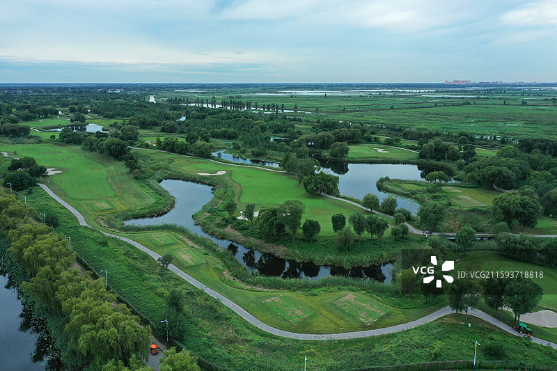 金秋淼淼雾空濛，半谢芙蓉睡莲红  舟剪云影天边渡，苇舞碧波湖上风  一行鸿雁穿重岭，万颗明珠嵌玉宫图片素材