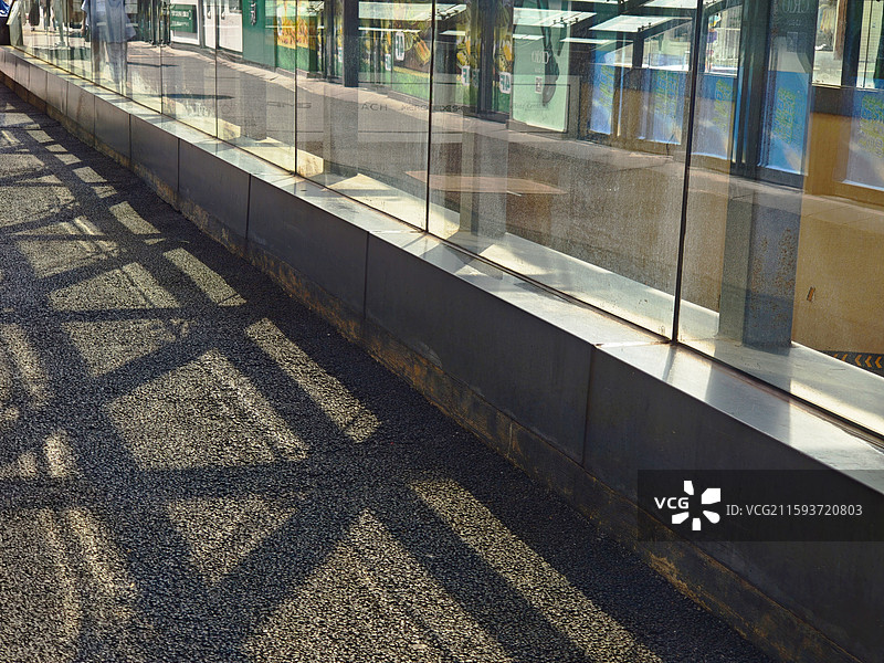 现代城市玻璃建筑与路面形成的光影交错空间图片素材