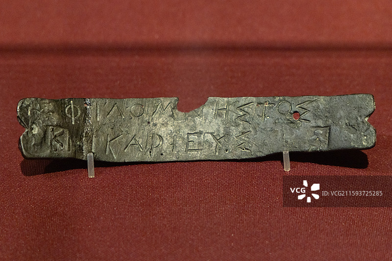 上海世博会博物馆希腊人从阿伽门农到亚历山大抽签器 青铜身份牌 公元前4世纪 出土自公民法庭遗址区域图片素材