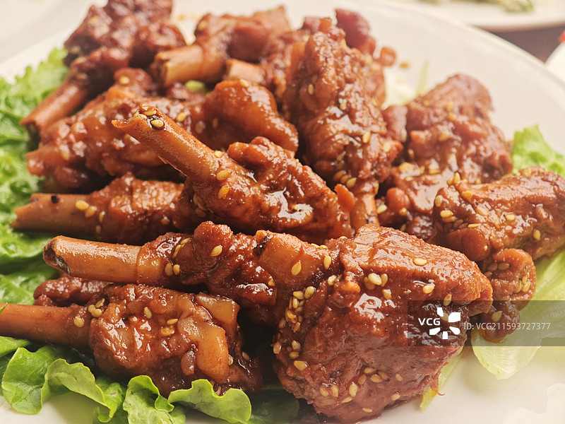 河南农村结婚宴席大席上的凉拌鸡腿肉图片素材