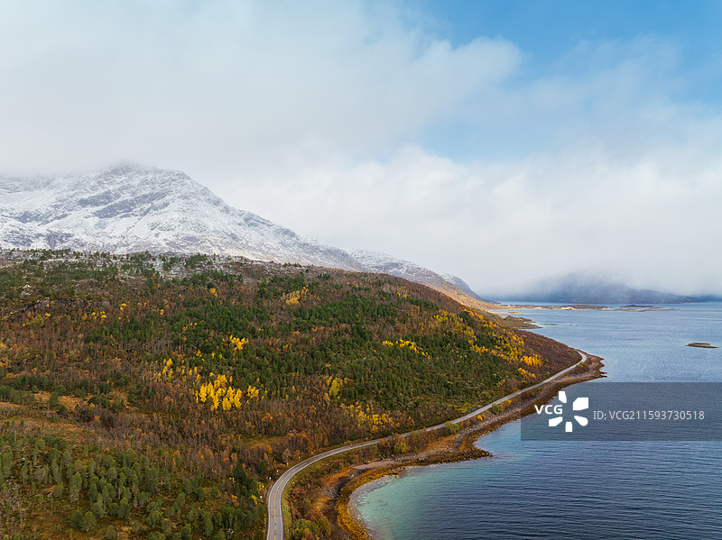 北欧，北挪威Norway，诺尔兰郡Nordland，勒丁恩Lødingen，雪山，冰川，秋景，航拍图片素材