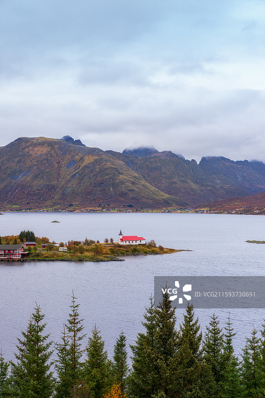 北挪威，诺尔兰郡，罗弗敦群岛Lofoten，西德普尔教堂Sildpollnes kirke，峡湾秋景图片素材
