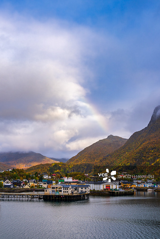 北挪威，诺尔兰郡，罗弗敦群岛Lofoten，斯沃尔韦尔Svolvær，Tørnholmen，城市秋景图片素材