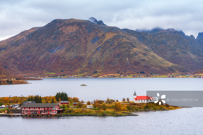 北挪威，诺尔兰郡，罗弗敦群岛Lofoten，西德普尔教堂Sildpollnes kirke，峡湾秋景图片素材