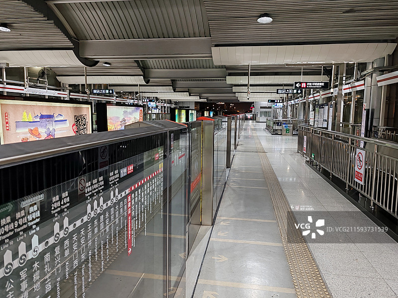北京地铁高碑店站候车站台图片素材