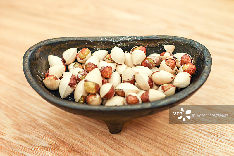 日式烧肉和生牛肉鳗鱼寿司和烤银杏图片素材