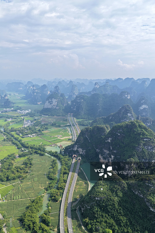 航拍广西明仕田园景区和喀斯特地貌山峰图片素材