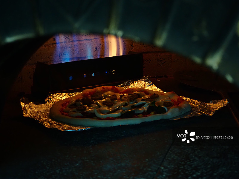 窑炉中正在烤制的披萨图片素材