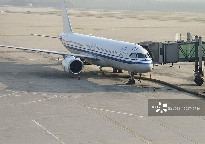 停机坪上准备起飞的国产大飞机C919图片素材