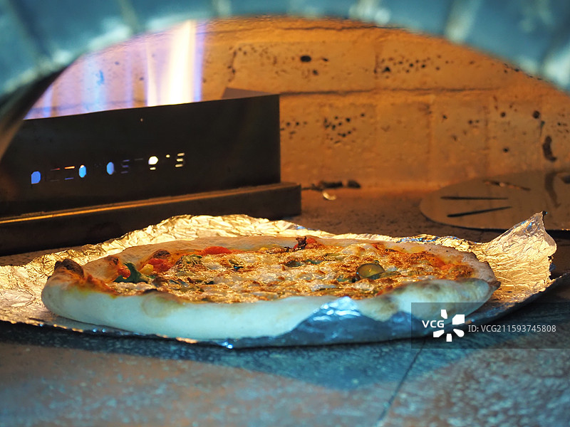 窑炉中正在烤制的披萨图片素材