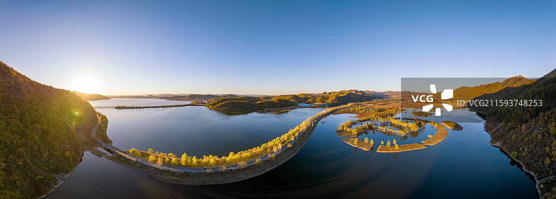 大连庄河崔贵线秋景航拍 水上公路红叶枫树俯瞰图片素材