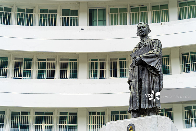 泰国清迈大学的玛希敦阿杜德亲王雕像图片素材